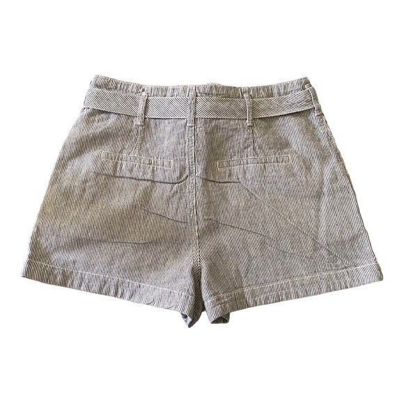 ABERCROMBIE & FITCH
Navy blue and white pinstripe shorts, matching belt - Picture 5 of 7